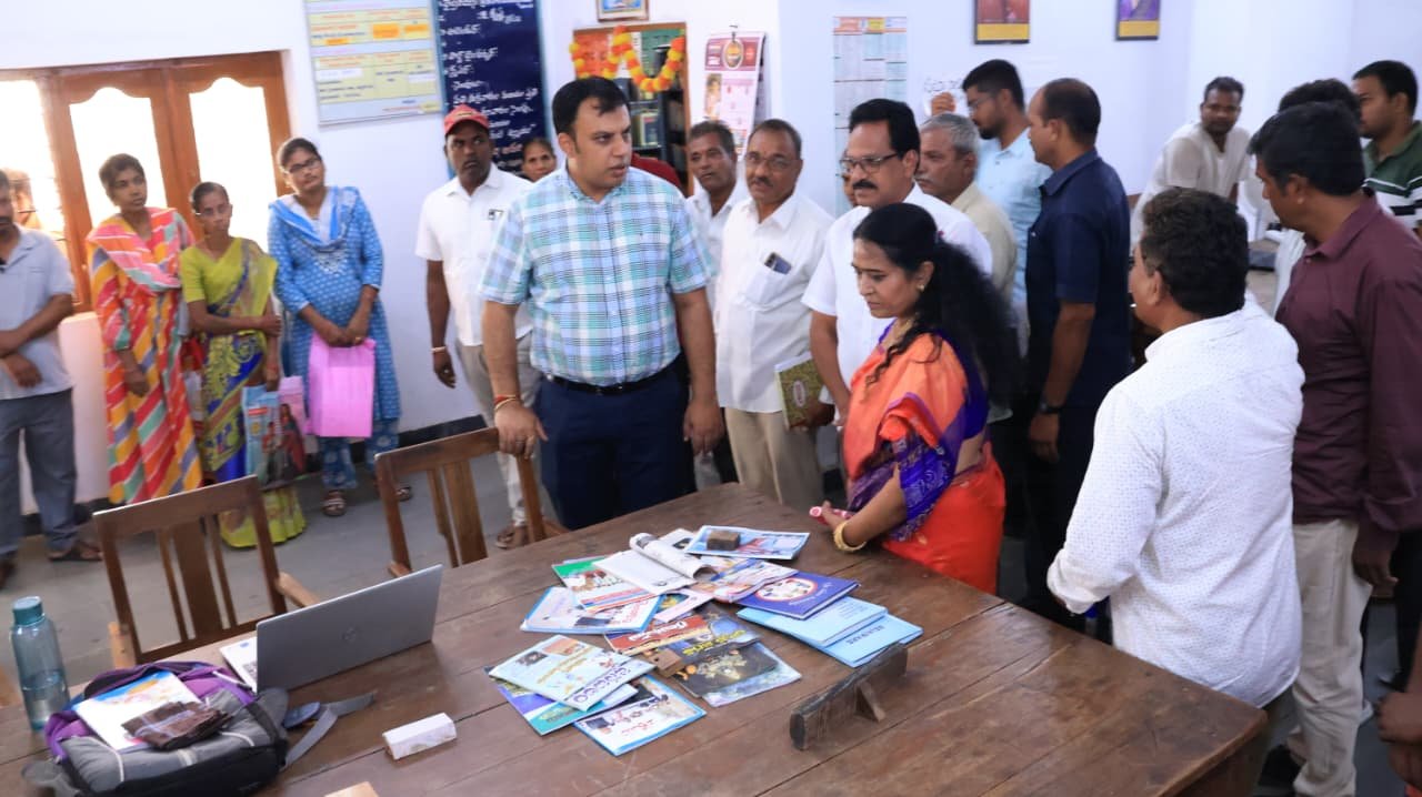 పాఠశాలలు పునః ప్రారంభం అయ్యే లోపే పుస్తకాలు చేరుకోవాలి 